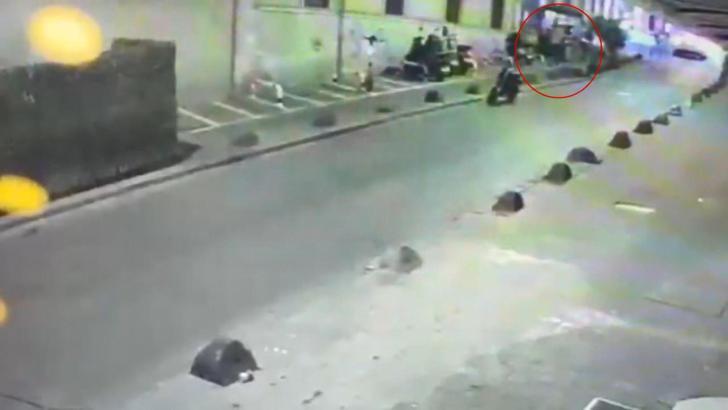 Beyoğlu’nda park halindeki motosikletlerin kasklarını şüpheli yakalandı