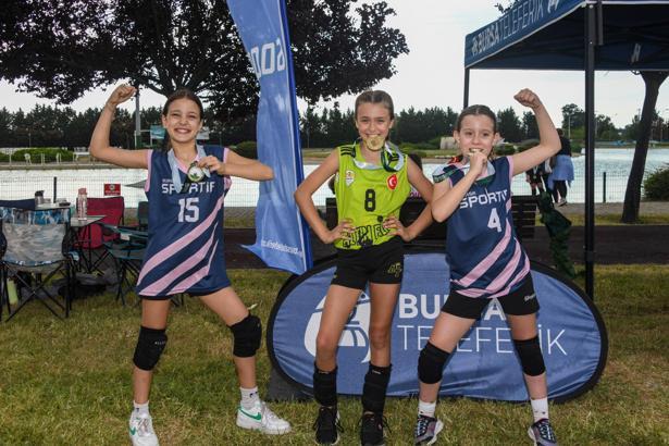 Mini Voleybol Şenliği’nde çocuklar madalyalarını aldı