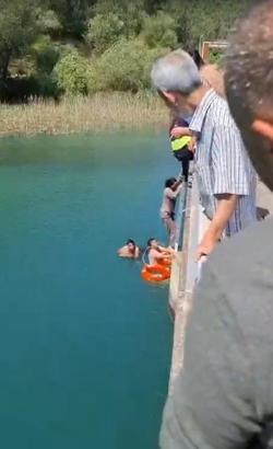 Köprüden göle düşen kadın kurtarıldı