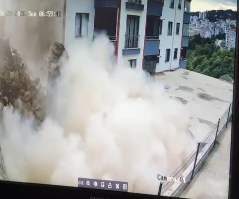 Çocuğunu saniyelerle kurtardı; istinat duvarının çökme anı kamerada