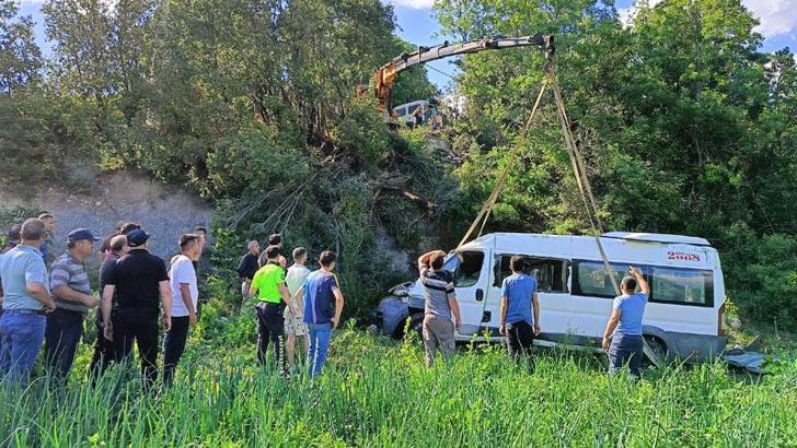 Minibüs şarampole yuvarlandı: 8 yaralı