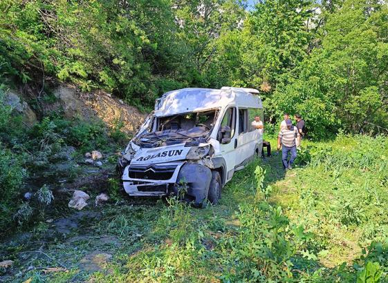 Minibüs şarampole yuvarlandı: 8 yaralı