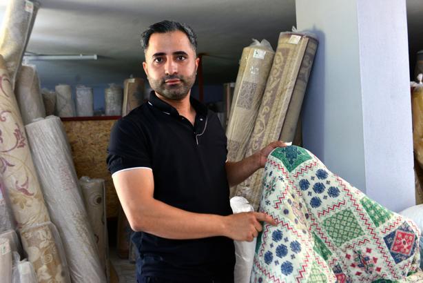 Yıkamak için aldığı battaniyeden çıkan parayı müşterisine geri verdi, kadın ise poşeti sordu