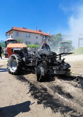 Yanan traktörden sıçrayan kıvılcım saman balyalarını kül etti