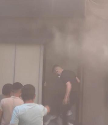 Fatih'te tekstil deposunda çıkan yangın söndürüldü; 2 kişi dumandan etkilendi