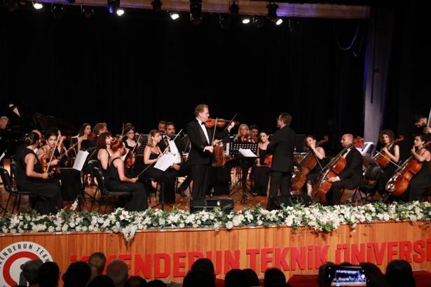İskenderun’da Türk Valsleri Konseri ilgi gördü