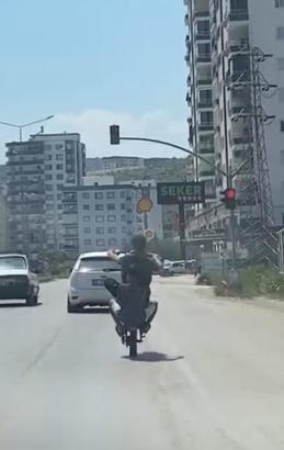 Elektrikli bisiklet sürücüsünün tehlikeli yolculuğu kamerada