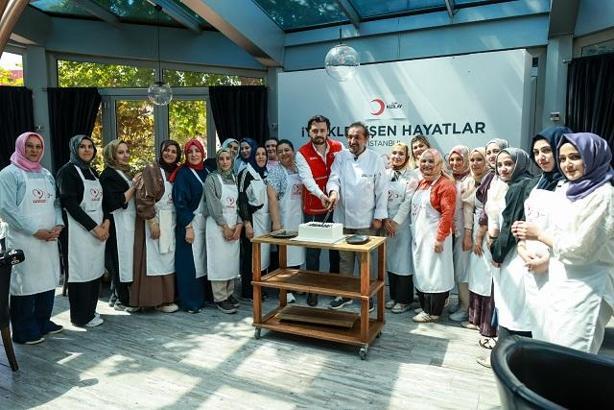Şef Mehmet Yalçınkaya'dan depremzede kadınlara mutfak eğitimi