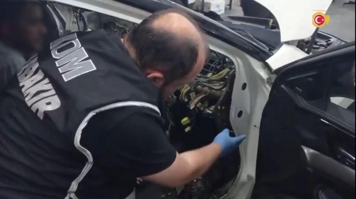 Otomobilin gizli bölmelerinde 19 silah ele geçirildi