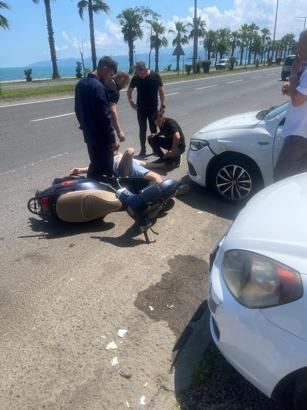 Motosiklet park halindeki otomobile çarptı: 1 yaralı