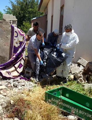 Kokudan rahatsız olan komşuların ihbarıyla cansız bedeni bulundu