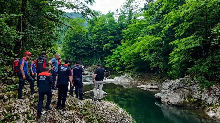 Kızının gözü önünde ırmağa düşen baba kurtarılamadı