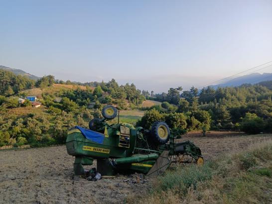 Adana'da devrilen biçerdöverin sürücüsü yaralandı