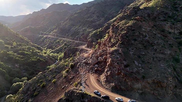 İki mahalleyi bağlayan yol kapandı, mahalleli tepki gösterdi