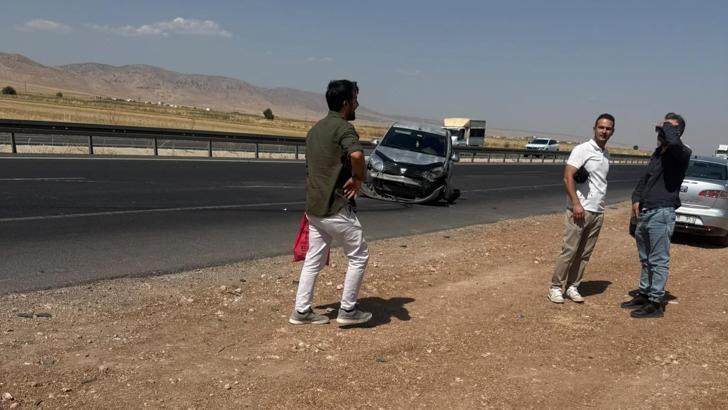 Nusaybin’de kontrolden çıkan otomobil bariyerlere çarptı: 3 yaralı