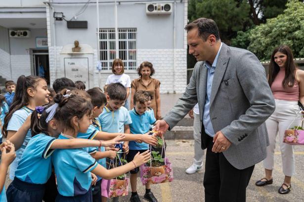 Bornova'da öğrencilere çilek fidesi dağıtıldı