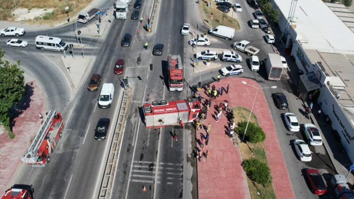 Büyükçekmece'de itfaiye aracı devrildi; yol trafiğe kapatıldı