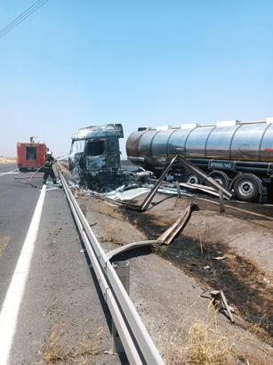 Derik’te bitkisel yağ yüklü tanker bariyerlere çarpıp yandı