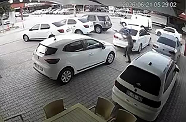 Oto galeriye silahlı saldırı kamerada; çok sayıda araca kurşun isabet etti
