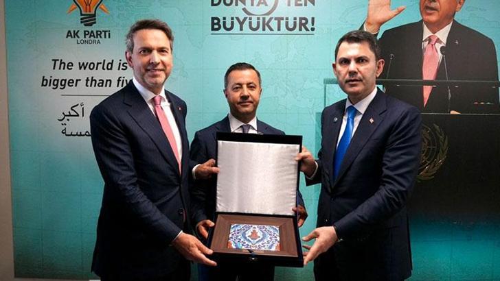 Bakanlar Kurum ve Bayraktar, Londra'da AK Parti teşkilatıyla bir araya geldi