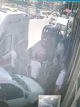 Kaporta ustası tamir etmek istediği otomobilin altında kaldı; o anlar kamerada