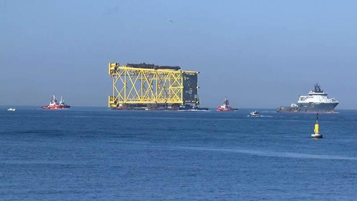 İstanbul Boğazı'ndan 350 metrelik sondaj platform iskelesi geçiş yapıyor