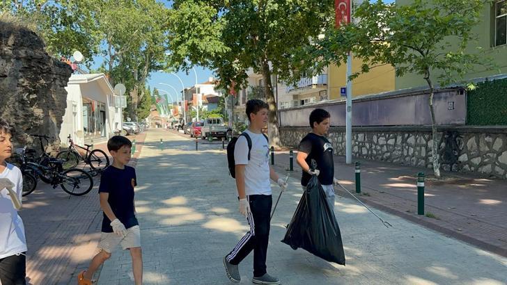 12 yaşındaki 12 arkadaş, bisikletleriyle sokak sokak dolaşıp, 3 ayda 40 poşet çöp topladı