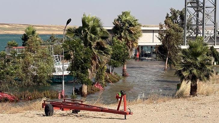 Adıyaman'da iş yerleri ve yürüyüş yolları su altında kaldı