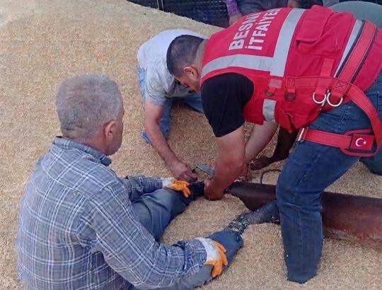 Helezon makinesine ayağı sıkışan çiftçi yaralandı