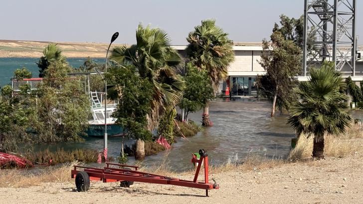 Adıyaman'da iş yerleri ve yürüyüş yolları su altında kaldı