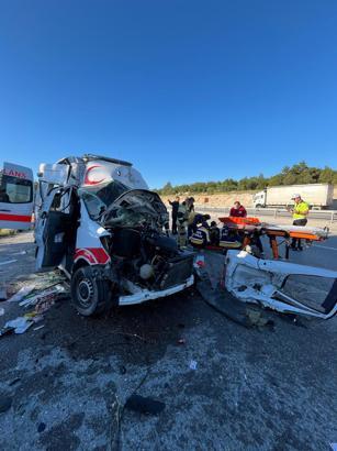 Ambulans, TIR'a arkadan çarptı; hasta öldü, 3 personel yaralı