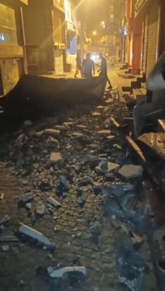 Fatih Laleli'de mağazanın çatısından kopan parçalar sokağa düştü