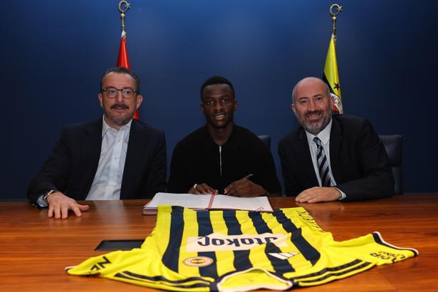 Fenerbahçe, Amara Diouf ile 5 yıllık sözleşme imzaladı