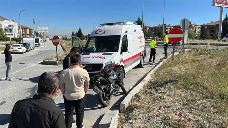 Yön levhasına çarpan motosikletin sürücüsü ağır yaralandı