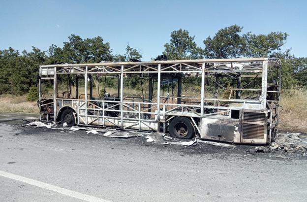 Seyir halindeki otobüs alev alev yandı