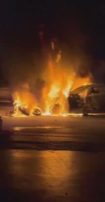 Esenyurt'ta çarpışan otomobil ve motosiklet alev alev yandı: 2 yaralı