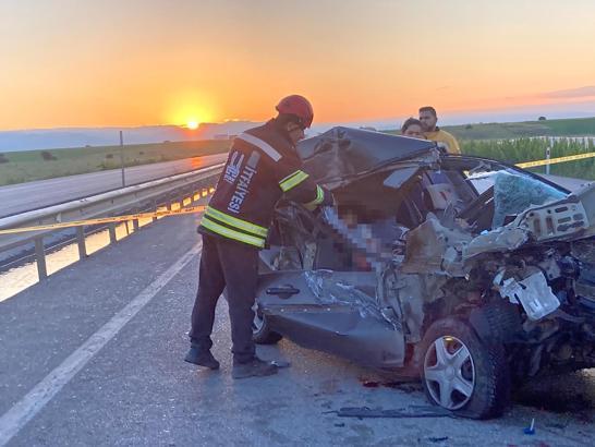 Otomobil, kiraz yüklü kamyonete çarptı: 3 ölü, 3 yaralı