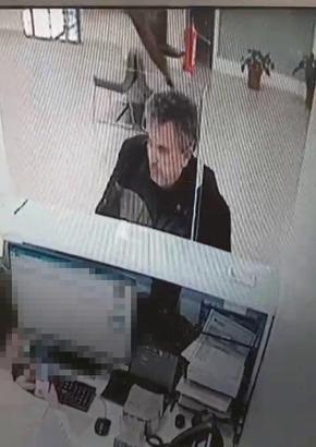 Bankada işlem yaparken üzerine kedi düştü; o anlar kamerada