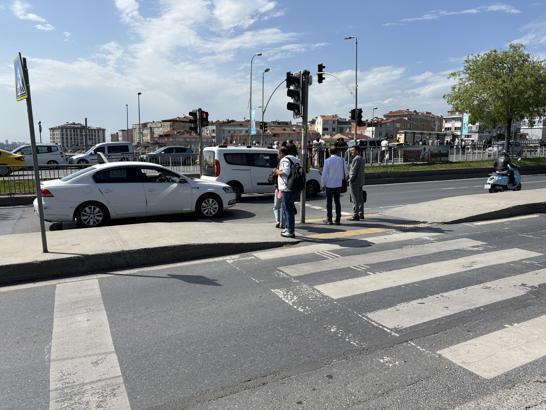 Şişli'de motosiklet yayaya çarptı; kaza anı kamerada