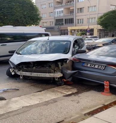 İşçi servisi minibüsüyle hafif ticari araç çarpıştı; 9 yaralı