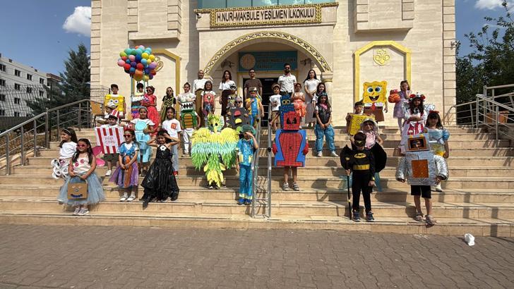 Midyat'ta öğrenciler atık malzemelerden hazırladıkları kostümleri podyuma taşıdı