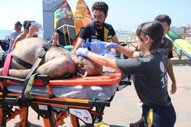 Boğulma tehlikesi geçirdi çevredekilerin yardımıyla kurtarıldı