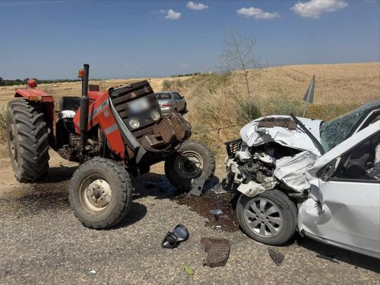 Edirne’de otomobille traktör çarpıştı: 2 yaralı