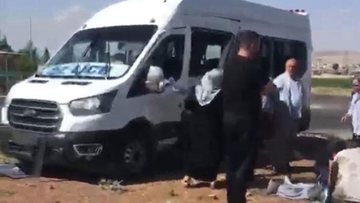 Batman'da yolcu minibüsü ile para nakil minibüsü çarpıştı: 15 yaralı