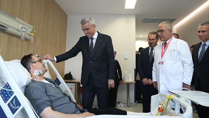 Bakan Memişoğlu'ndan yerli kalp-akciğer makinesiyle ameliyat olan hastaya ziyaret