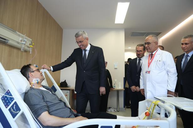 Bakan Memişoğlu'ndan yerli kalp-akciğer makinesiyle ameliyat olan hastaya ziyaret