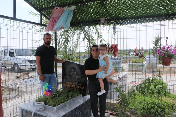 Ölen kızlarının hatıraları çalınınca mezarının etrafını çitle çevirip, kapı yerleştirdiler