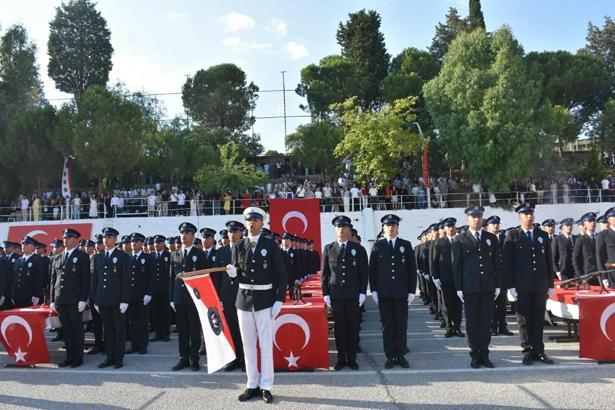 İzmir'de polis akademisinde mezuniyet coşkusu