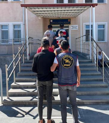 Çeşitli suçlardan aranan 12 kişi yakalandı