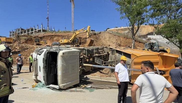 Beykoz’da hafriyat kamyonu devrildi; şoför kabinde sıkıştı ​
